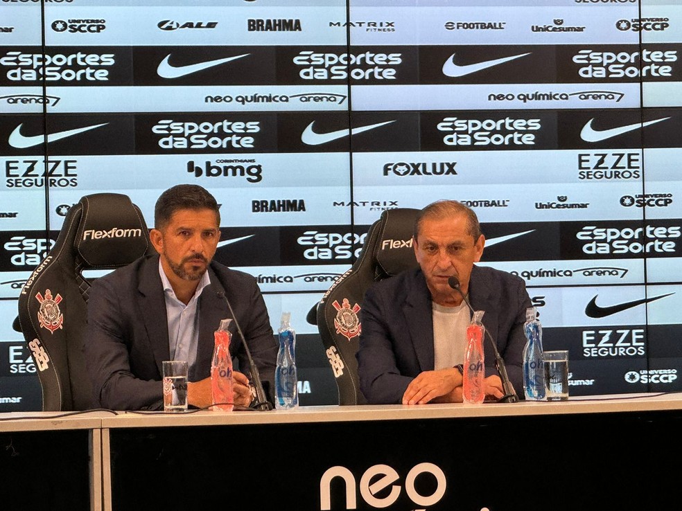 Emiliano Díaz e Ramón Díaz em coletiva do Corinthians — Foto: Emilio Botta