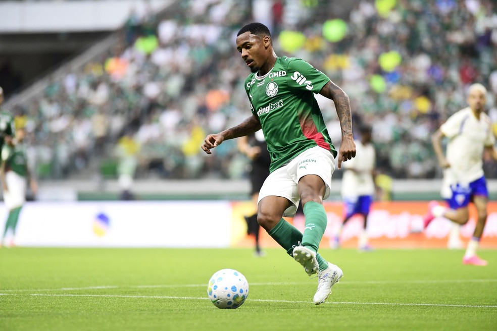 Allan, do Palmeiras, em a��o contra o Fortaleza � Foto: Marcos Ribolli