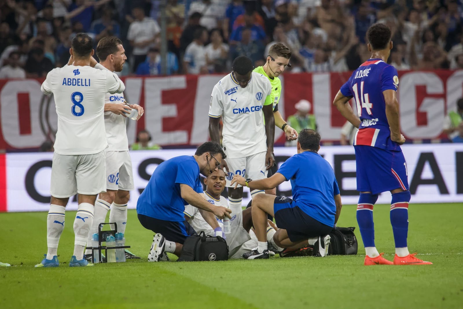 Igor Paixão deixa clássico contra o PSG machucado