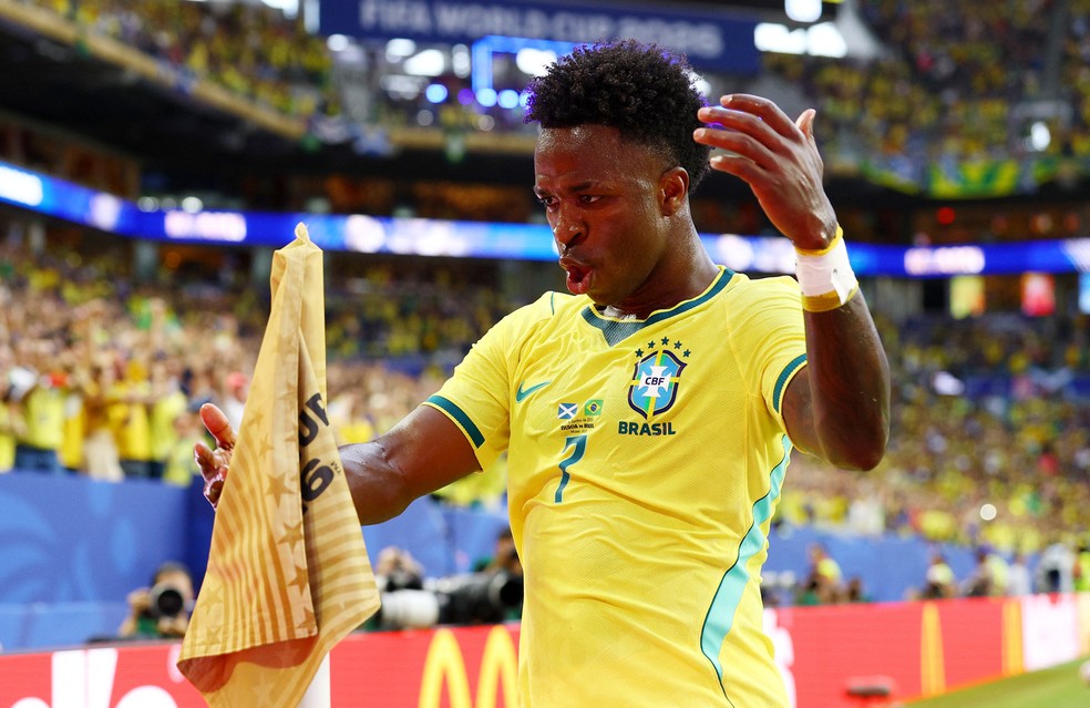 Vini Jr dança na bandeira de escanteio em Brasil x Escócia — Foto: Reuters