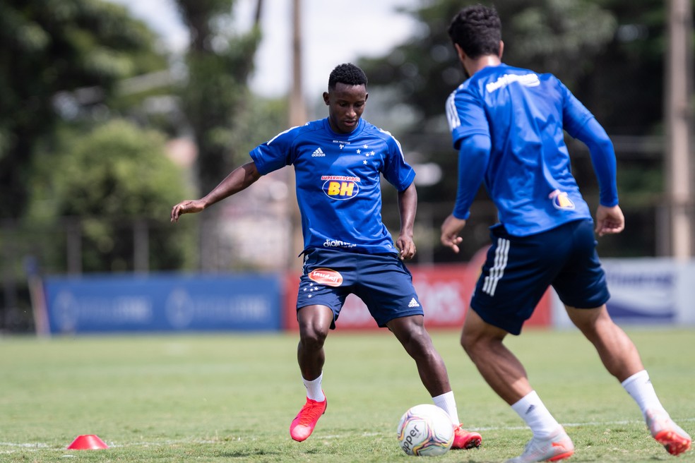 Ex-jogador do Cruzeiro, colombiano Angulo acerta com o Botafogo