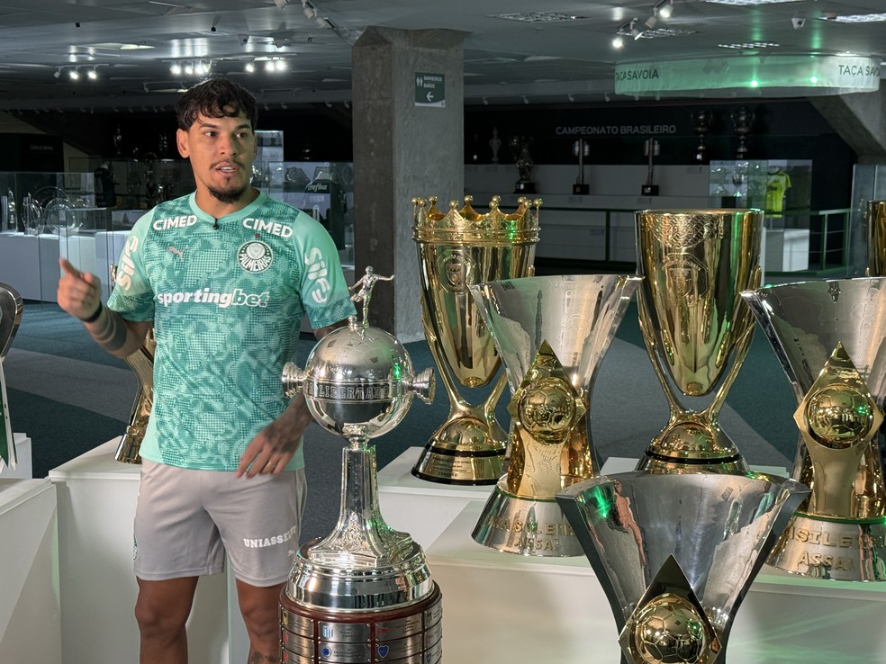 Gustavo Gómez, do Palmeiras, visita as 13 taças que conquistou no clube; ele só não fez um jogo este ano — Foto: Thiago Ferri