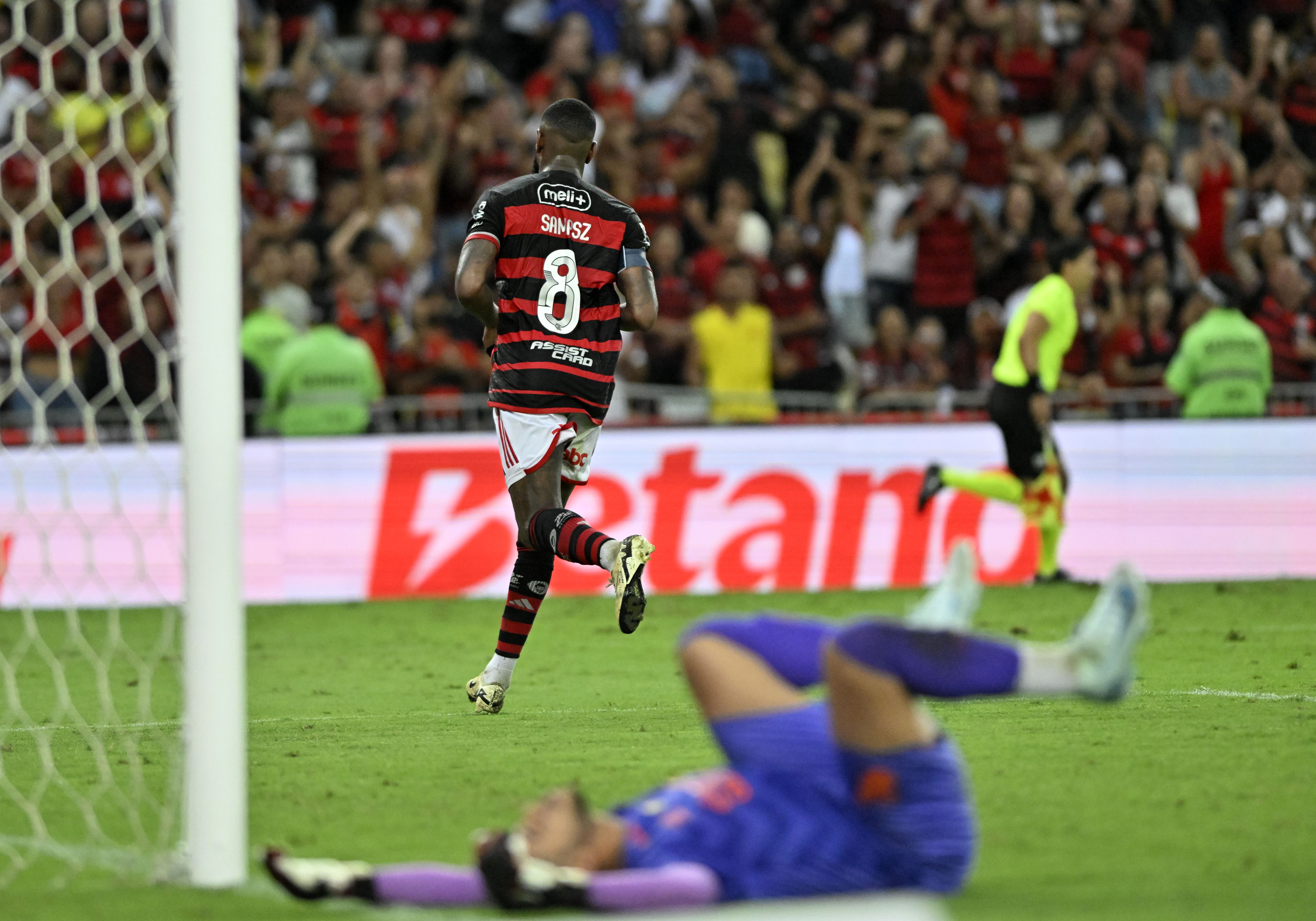 Flamengo planeja destino da camisa 8 de Gerson: saiba mais sobre estratégia.