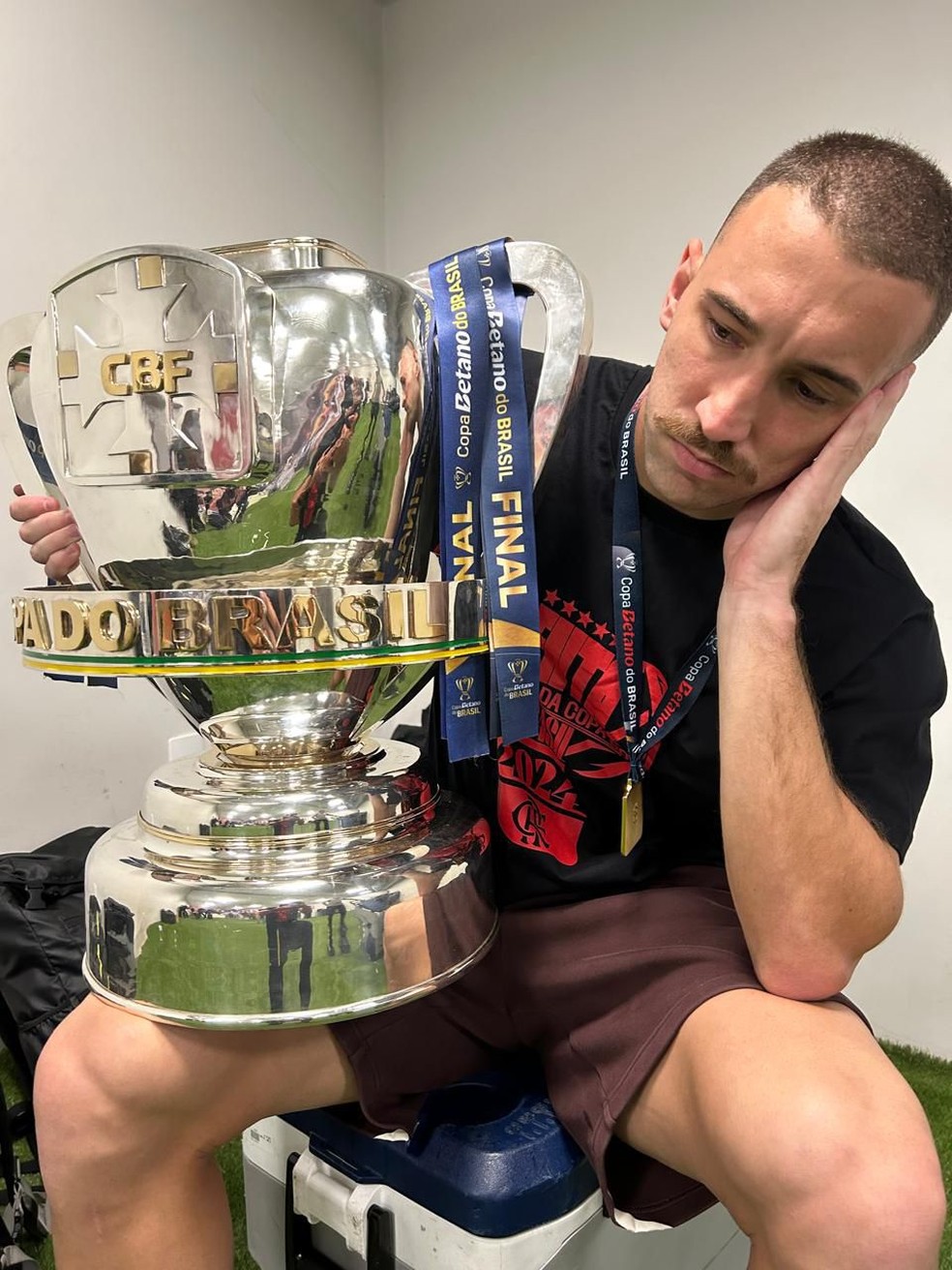 Léo Ortiz repete foto histórica de Kobe Bryant após título da Copa do Brasil — Foto: Flamengo