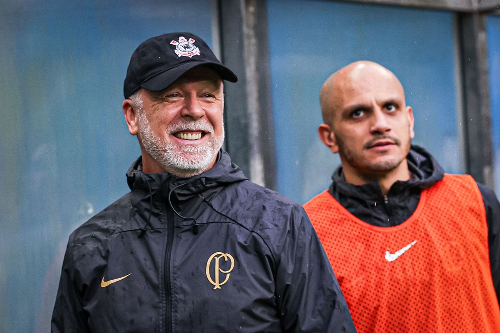Mano Menezes e Fábio Santos em Grêmio x Corinthians — Foto: Maxi Franzoi/AGIF