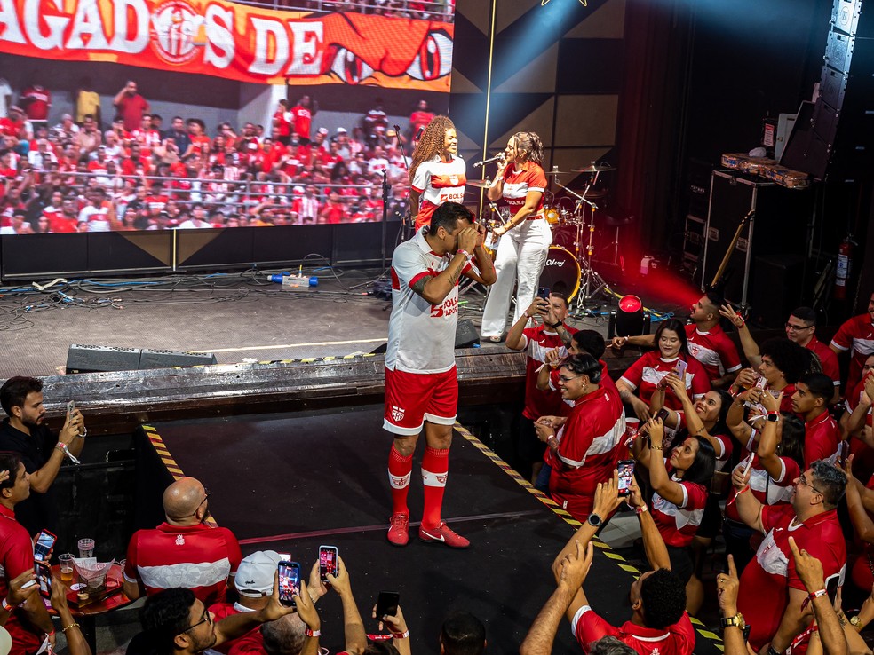 Neto Baiano desfila com novo uniforme do CRB — Foto: Francisco Cedrim/ASCOM CRB