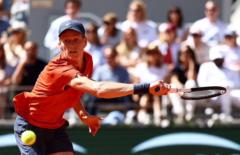 Sinner contra Alcaraz em Roland Garros — Foto: Reuters
