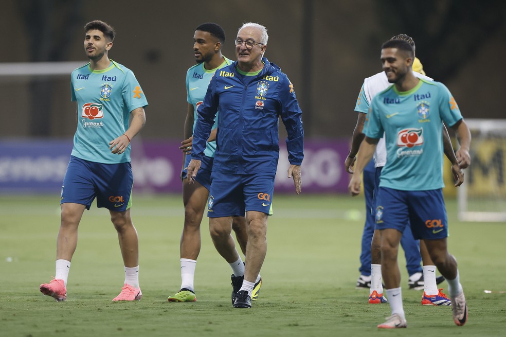 Dorival Júnior e jogadores do Brasil em treino em Orlando 