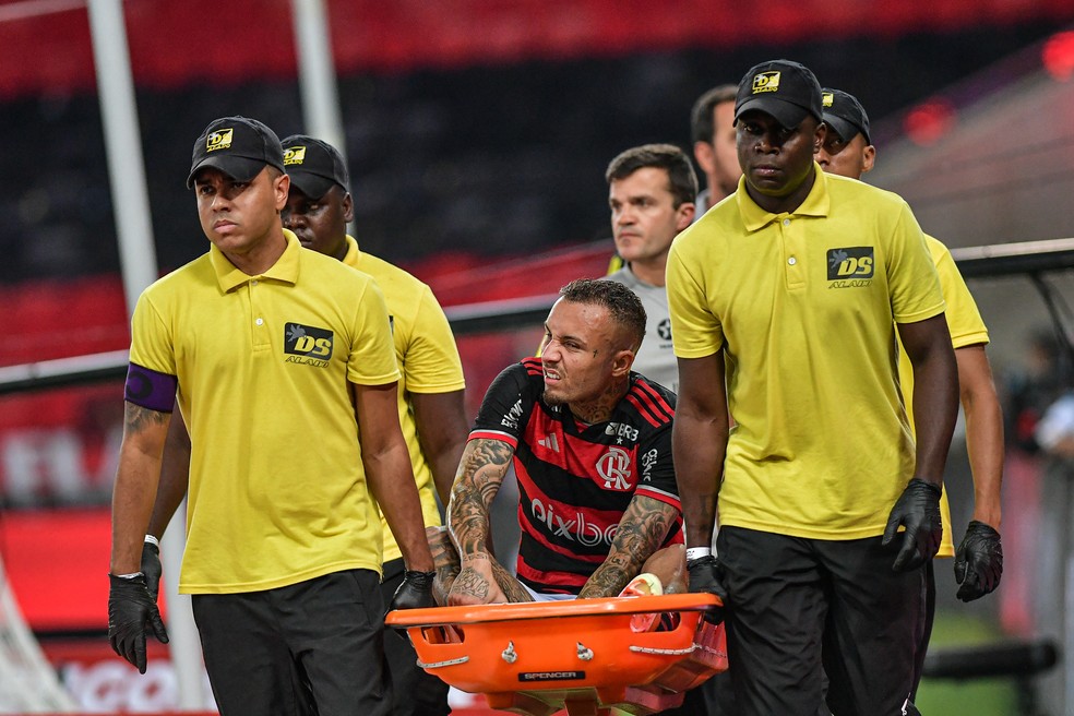 Everton Cebolinha deixa o jogo entre Flamengo e São Paulo de maca — Foto: Thiago Ribeiro/AGIF