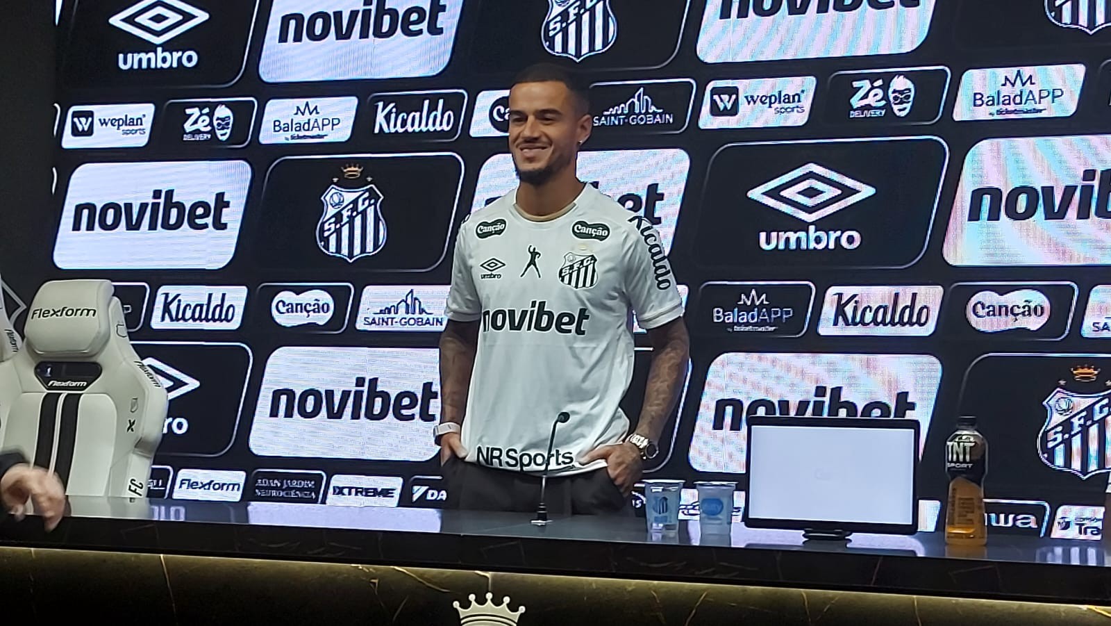 Coutinho é apresentado e explica acerto com o Santos: "Seria injusto não poder voltar a trabalhar"
