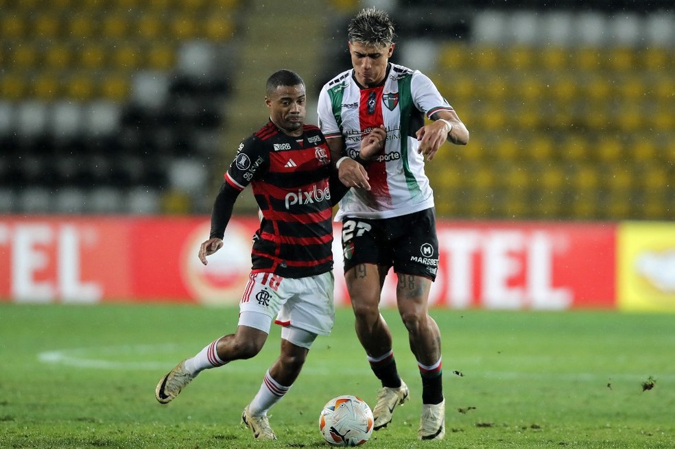 De la Cruz em ação contra o Palestino — Foto: Javier TORRES / AFP