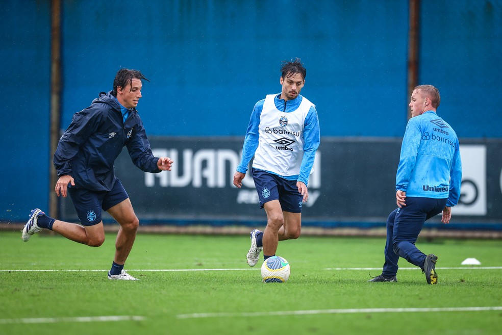 Rodrigo Caio, Geromel e Mila em treino do Grêmio — Foto: Lucas Uebel/Grêmio FBPA