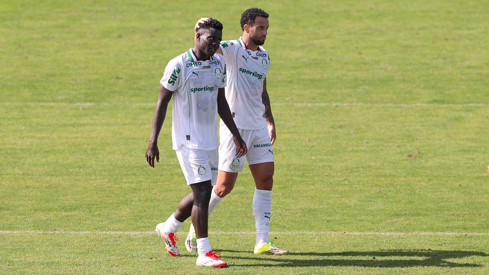 Miguel Bilong comemora um gol no jogo-treino do Palmeiras