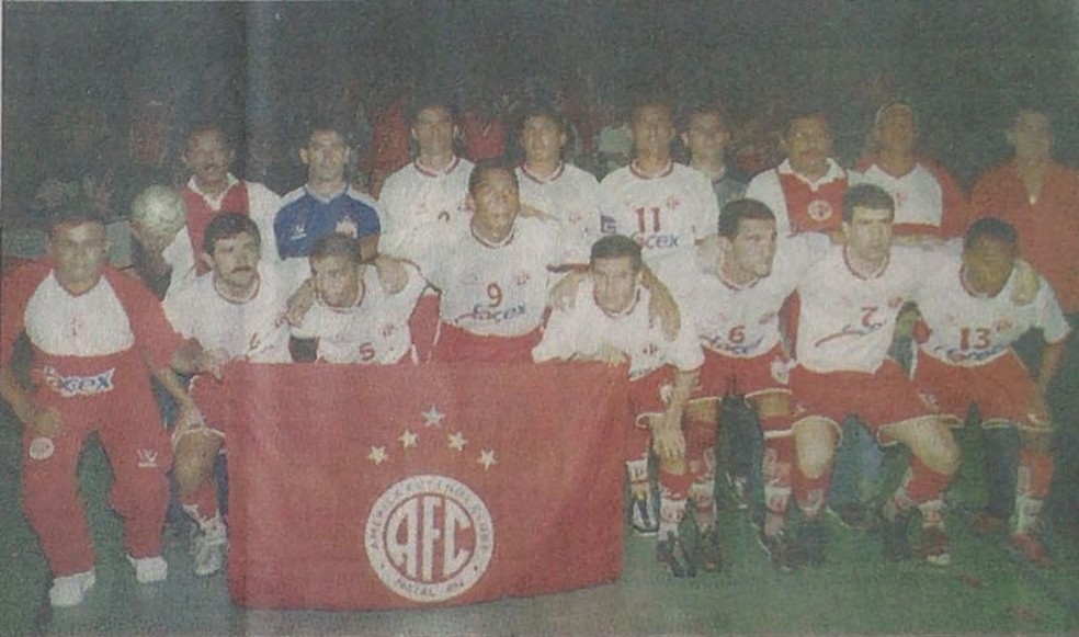 Ranielle, com a camisa de número 6, jogou quatro anos no futsal do América-RN — Foto:  Foto: Reprodução/Diário de Natal/Arquivo Facex