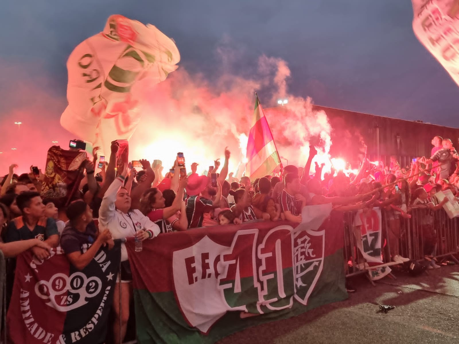 Torcida do Fluminense prepara "AeroFlu" antes de decisão contra o Palmeiras