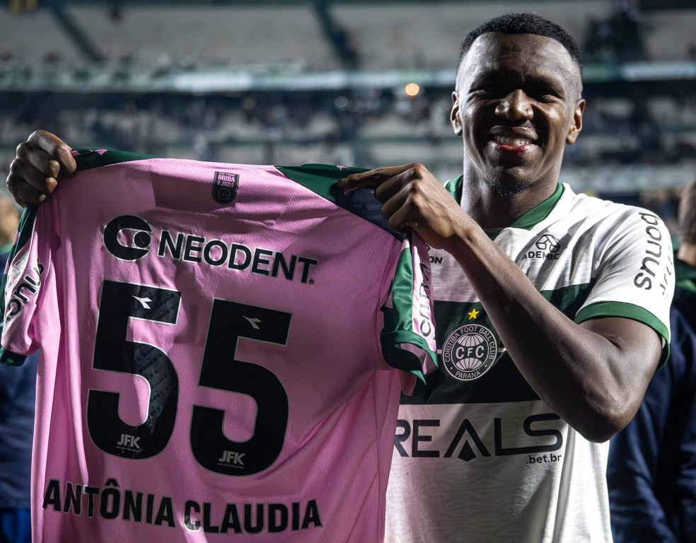 Jacy comemorando um gol pelo Coritiba.