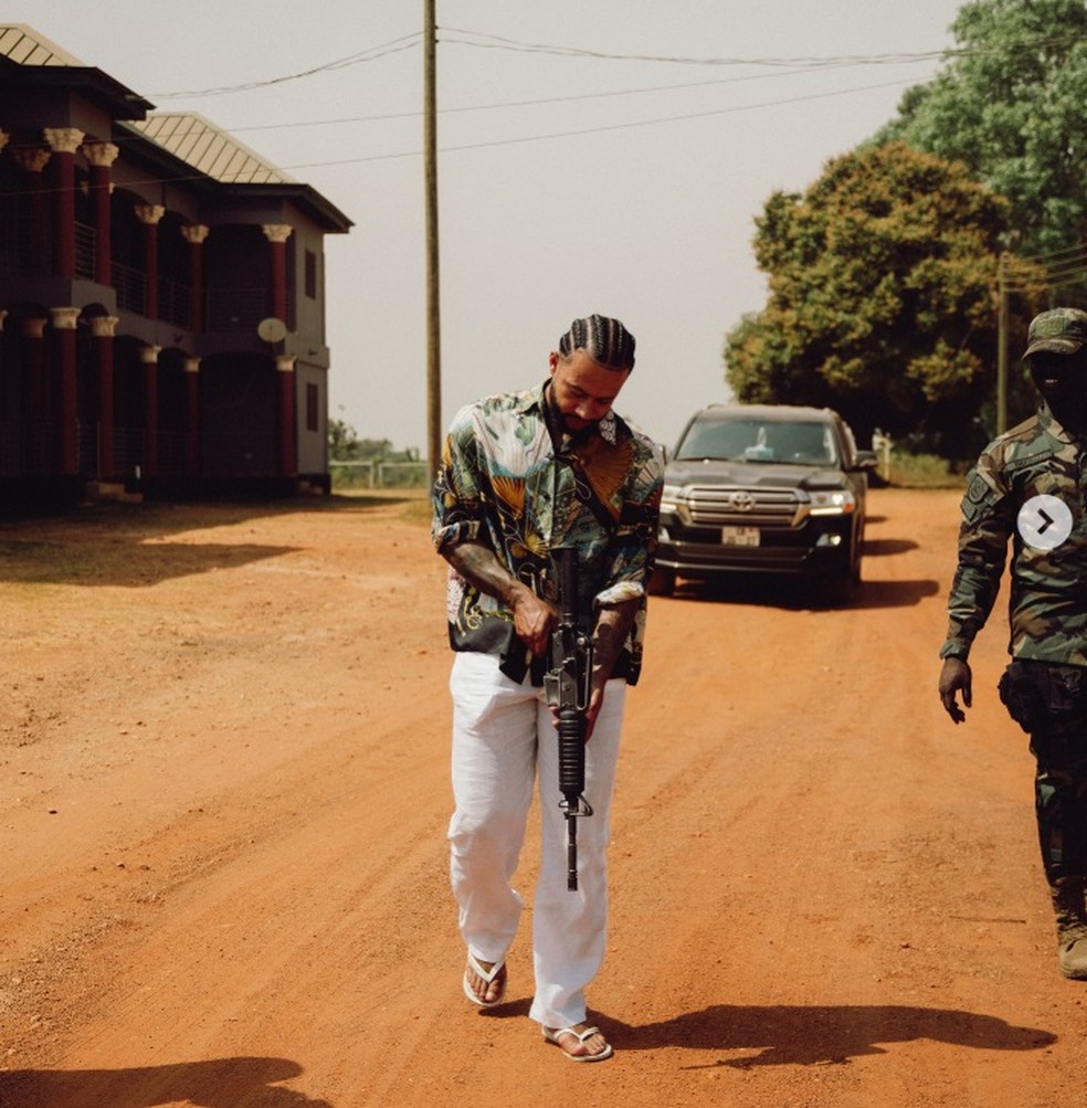Memphis Depay aparece segurando fuzil em visita ao exército de Gana — Foto: Reprodução