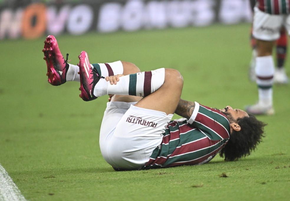 Marcelo sai machucado ainda no primeiro tempo em Fluminense x Flamengo — Foto: André Durão