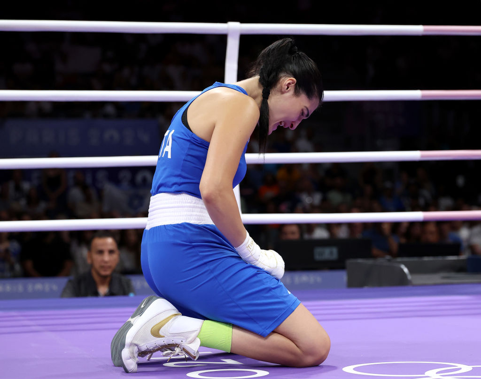 Angela Carini chora ap&oacute;s desistir de luta contra Imane Khelif &mdash; Foto: Getty Images