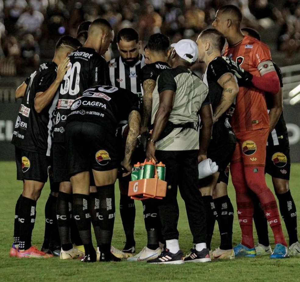 Jogadores do Botafogo-PB reunidos em um dos jogos da S&eacute;rie C do Brasileir&atilde;o &mdash; Foto: Cristiano Santos / Botafogo-PB