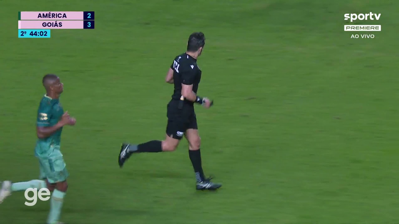 Gol do Goiás é anulado após bola bater no juiz durante a jogada