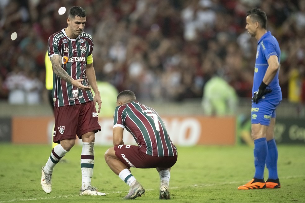 Nino, André e Fábio abatidos após derrota — Foto: Jorge Rodrigues/AGIF