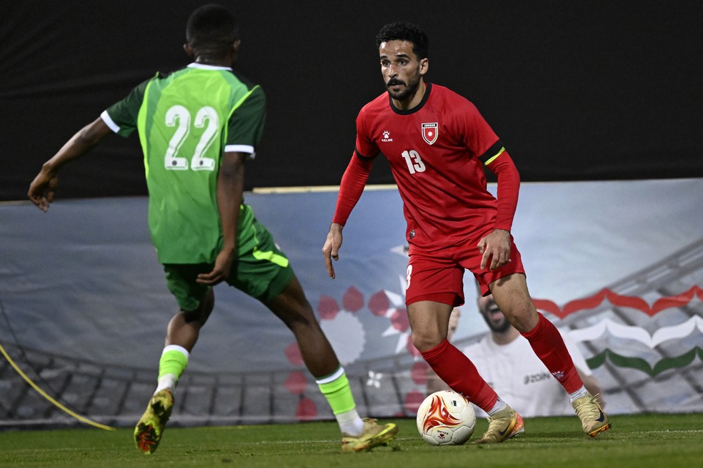 Al-Mardi em ação com a camisa da seleção da Jordânia