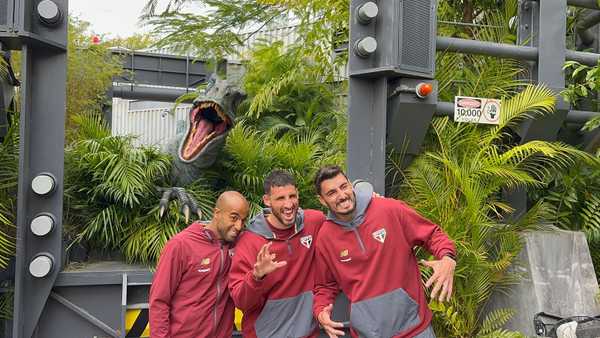 DIVERTIDO E IMPREVISÍVEL! Jogadores se enfrentam com dinossauro em parque dos EUA!