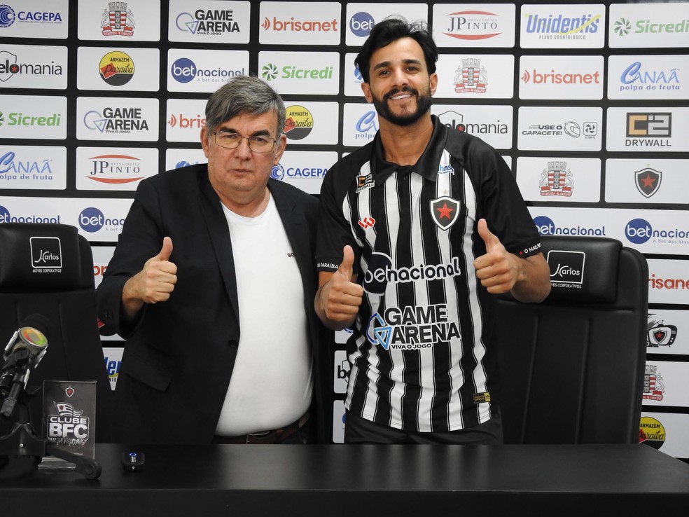 Roberto Burity, presidente do Botafogo-PB, ao lado do atacante Henrique Dourado — Foto: Allan Hebert / Botafogo-PB