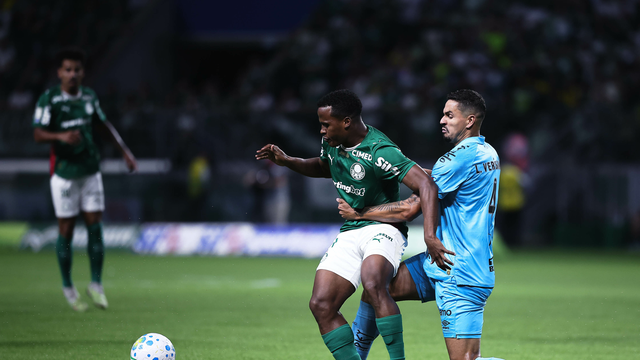 Lucas Veríssimo e John Arias em disputa de bola em Palmeiras x Santos