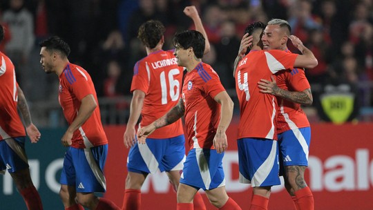 Com gol de Vargas, Chile atropela Paraguai em amistoso