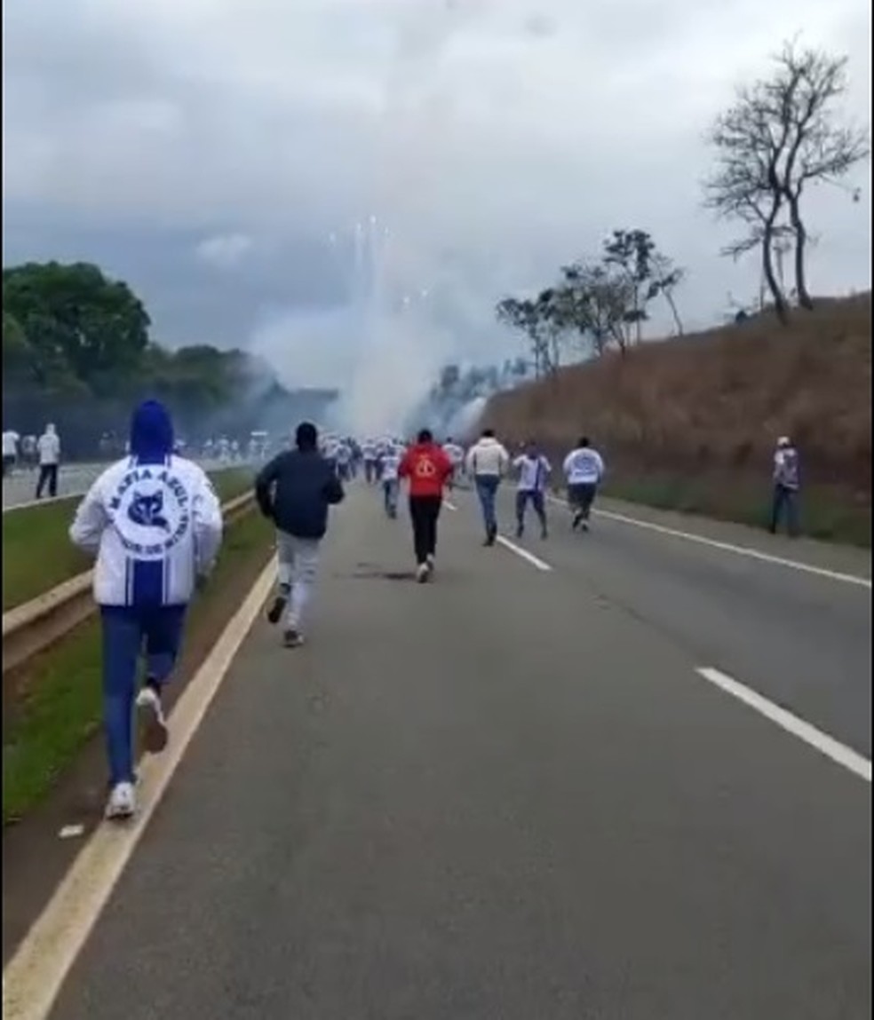 Briga entre organizadas de Cruzeiro e Palmeiras na Fernão Dias — Foto: Reprodução