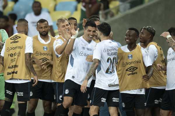 El Loco Suárez! Luisito marca de cavadinha em despedida do Grêmio; veja o gol de pênalti