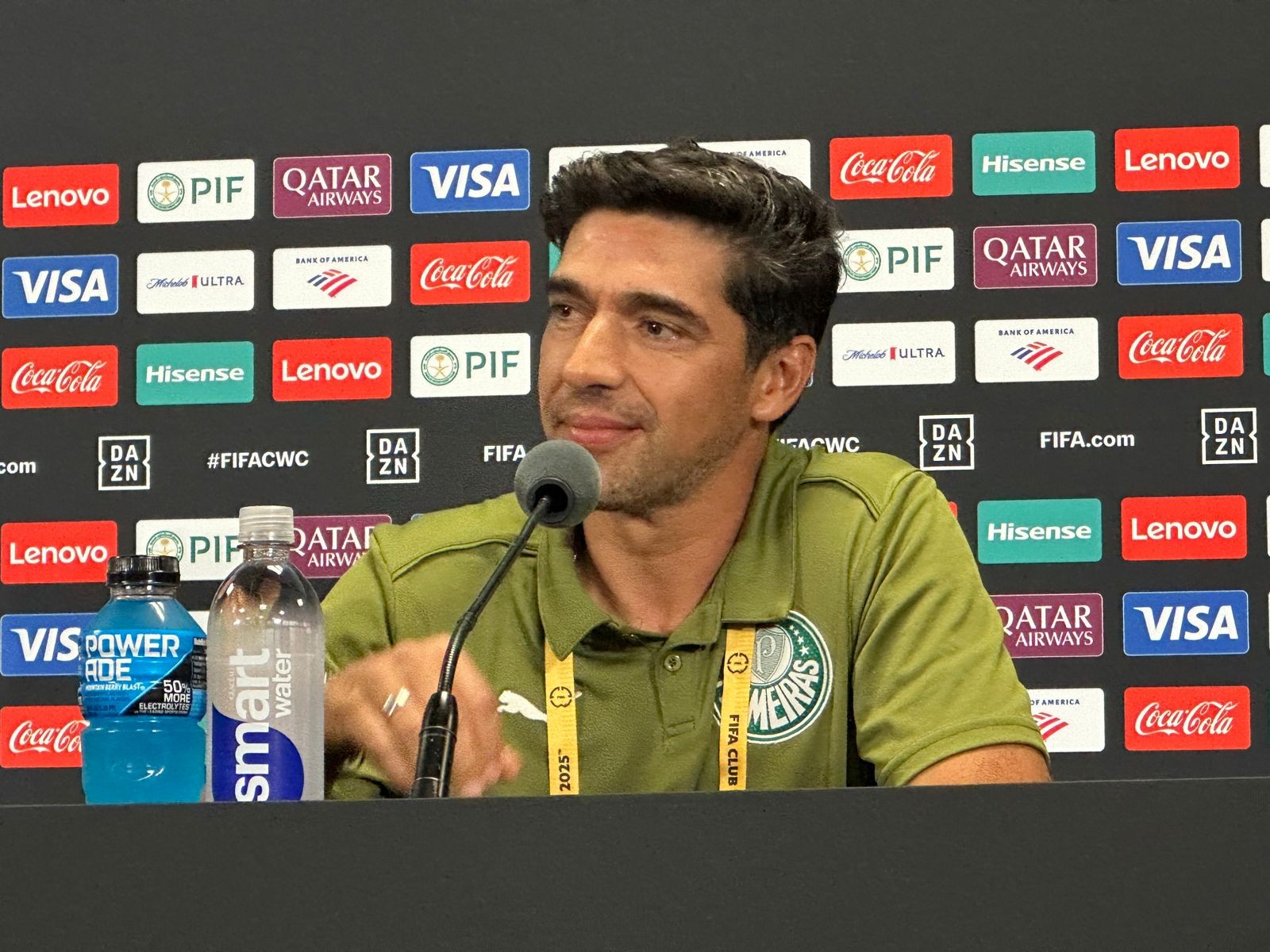 Abel anuncia mudança estratégica no Palmeiras e brinca sobre pendurados: 