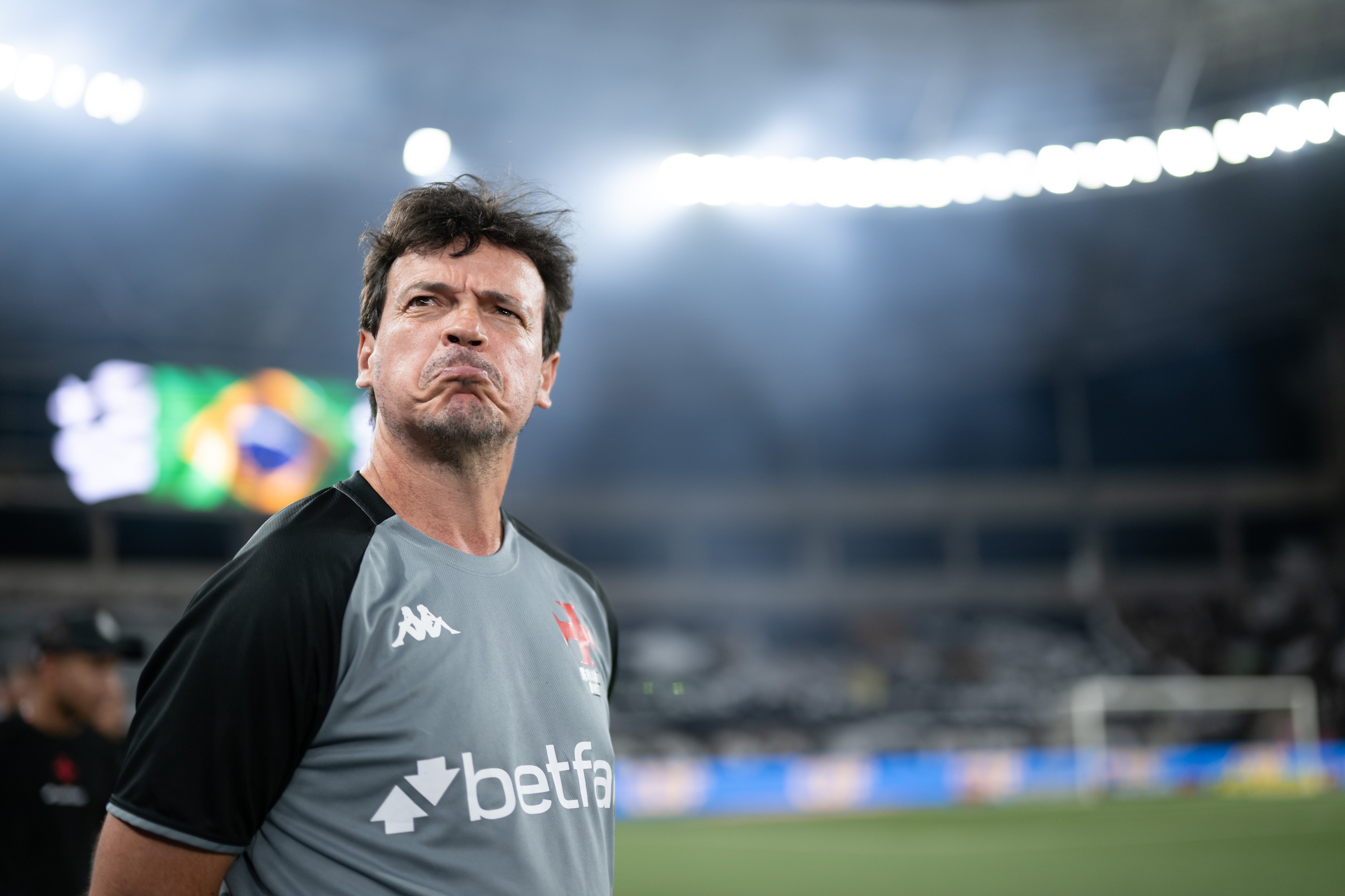 Escalação do Vasco: Diniz lida com desfalques e terá mudanças contra o Ceará; veja provável time