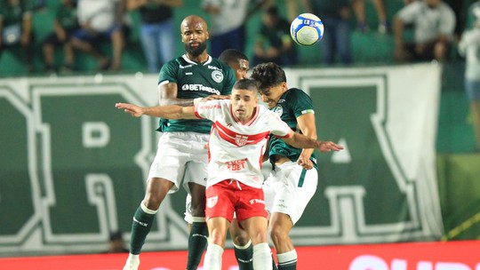 Com gol contra bizarro, Goiás cede empate ao CRB - Foto: (Fábio Lima/O Popular)