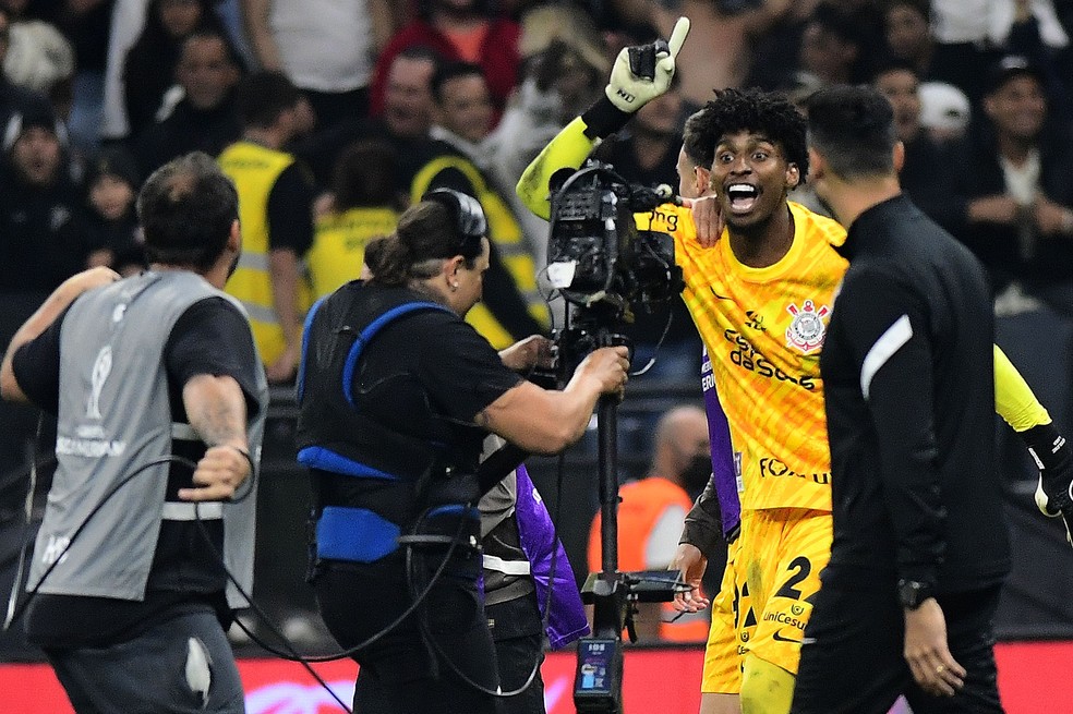 Hugo Souza, do Corinthians, contra o Bragantino — Foto: Marcos Ribolli