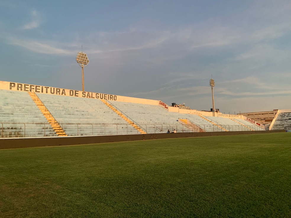 Estádio Cornélio de Barros recebe os jogos do Campeonato de Bairros de Salgueiro — Foto: Bruno Giufrida/GE