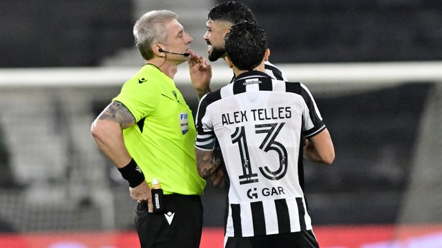 Barboza peita árbitro Anderson Daronco, após expulsão