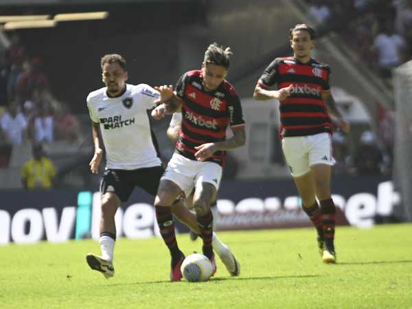 Pulgar substituído em clássico entre Flamengo e Botafogo devido a lesão no tornozelo.