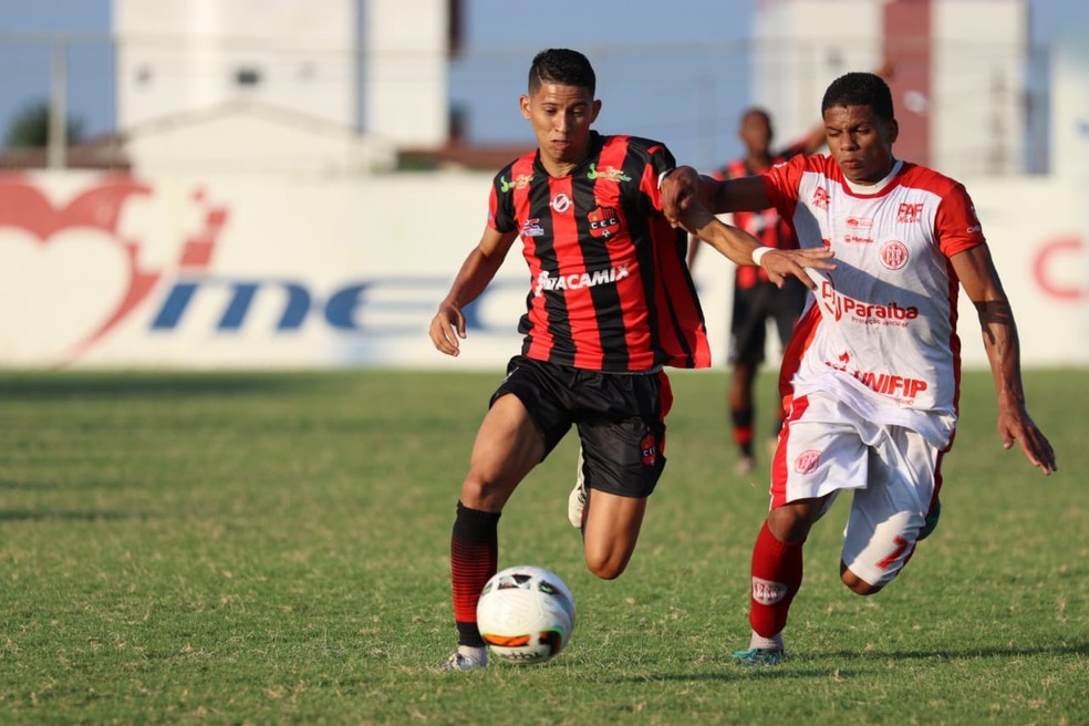 Esporte de Patos e Confian�a de Sap� duelaram pela 2� divis�o do Paraibano � Foto: Eder Souza