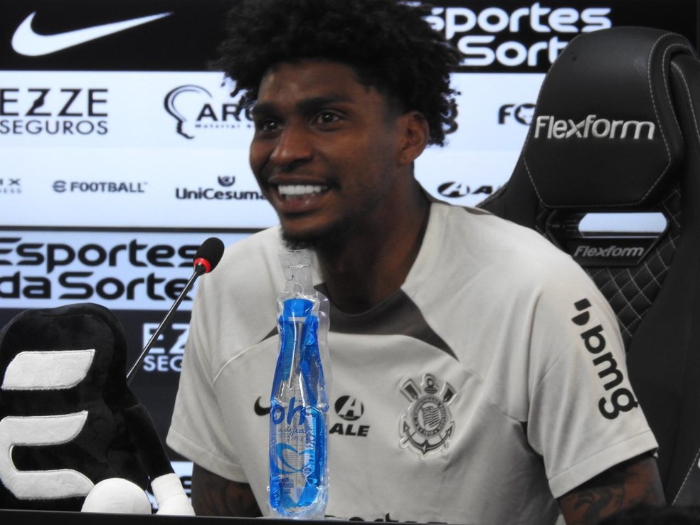 Hugo Souza, com olhos marejados, em entrevista coletiva no Corinthians — Foto: Bruno Cassucci