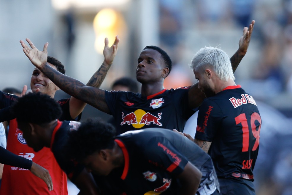 Corinthians supera Red Bull Bragantino no jogo de volta e fica com