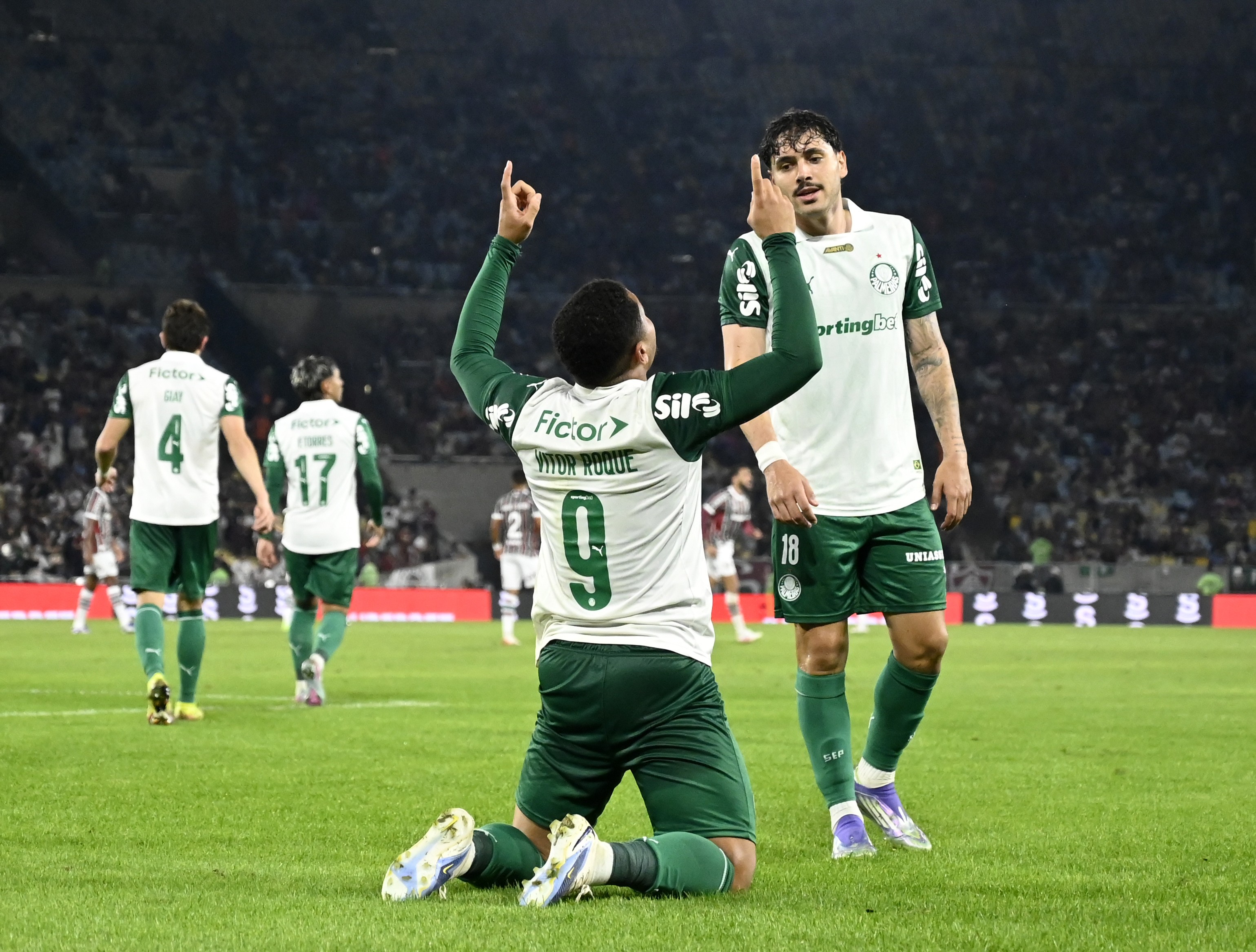 Atacante do Palmeiras enfrenta desafios, reconhece importância do apoio para performance.