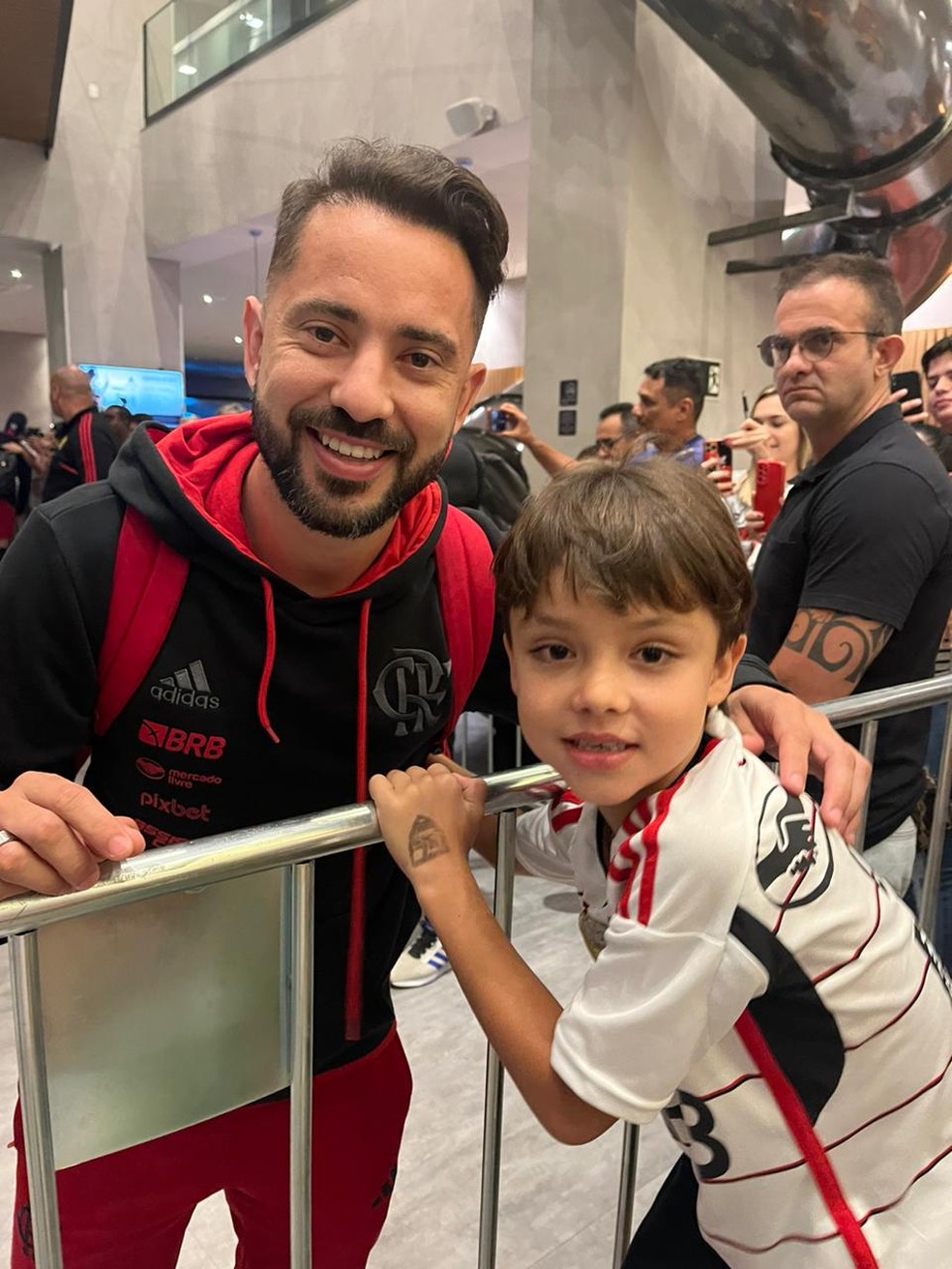 Éverton Ribeiro tira foto com Dudu em hotel do Flamengo — Foto: Arquivo Pessoal