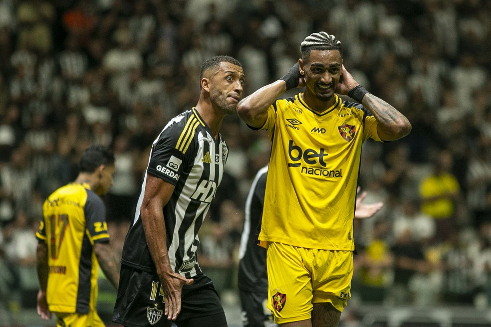 Derik lamenta derrota gol sofrido pelo Sport contra o Atlético-MG — Foto: Fernando Moreno/AGIF