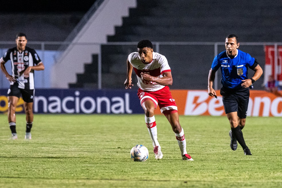 Wallace foi elogiado pelo técnico Eduardo Barroca — Foto: CRB/Ascom