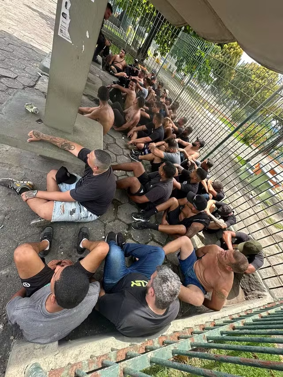 Torcedores são detidos após confronto em São Gonçalo — Foto: Reprodução