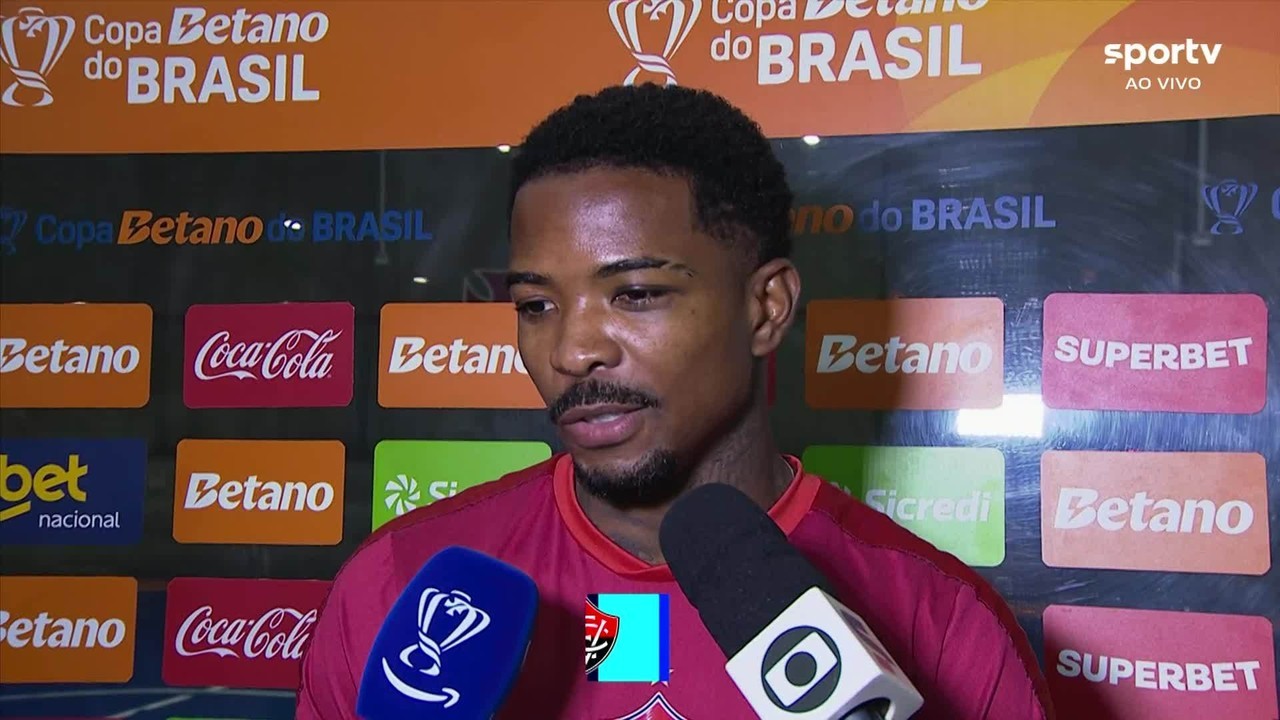 Cacá, do Vitória, se manifesta pela primeira vez após tentativa de rasgar camisa do Bahia