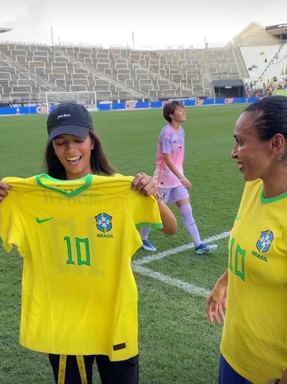 Rayssa Leal recebendo camisa de Marta após Brasil 4 x 3 Japão — Foto: Reprodução